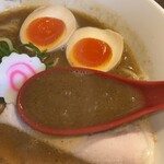 麺や 紡 - 渾身のスープ　表面に魚介が広がる　鶏白湯が深みを支え根を張るようなスープ◎