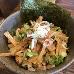 麺や 紡 - メンマ丼　歯ごたえ良いメンマ　メンマの下には炙った鶏肉　香ばしく美味しいご飯です！