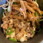 麺や 紡 - アクセントの炙った鶏肉◎