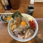 ラーメン BooBoo太郎。 - 小ラーメン+汁なし（ヤサイアブラニンニクベニマヨ）+生たまご+のり、ベニ多くて嬉しい