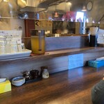 麺や 紡 - 店内カウンター　座席数を減らしての対応ですね◎