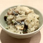 酒とごはん ちりん - 秋刀魚とキノコの土鍋ごはん  お茶碗に。
