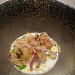 山形座 瀧波 - 緑はネギオイル　パリパリとした香ばしい食感は土垂芋の皮を揚げたものだそうです。バターミルク仕立てになっていた。