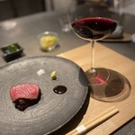 山形座 瀧波 - 米沢牛　素晴らしい焼き加減。焼く前に見事な赤みと刺しの生の状態を見せてもらいました。お肉はこの後さらに2切れ追加しておいてくれたよ！