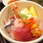 与五郎寿司 - 小さな丼の中に、11種類の魚介がひしめく。ホヤが入るのは、宮城らしい！