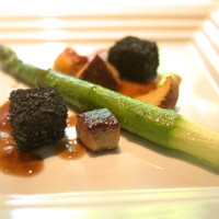 キメラ - ＜2014.5月＞サイコロにした京都牛に食用の炭とパン粉をまぶして。　フォアグラとグリーンアスパラ、ジロール茸を合わせて。