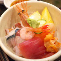 与五郎寿司 本店 - 小さな丼の中に、11種類の魚介がひしめく。ホヤが入るのは、宮城らしい！