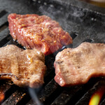 焼肉苑 万大 - 料理写真:お肉を焼いてるシーン