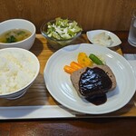 キッチン ブルー グローブ - 牛挽肉とイベリコ豚のテリーヌ　ザクロとバルサミコソース