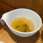 キッチン ブルー グローブ - 残り少ないスープ