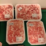 あんず お肉の工場直売所 - 国産豚切落しのパックはかなりデカい。1パックで四人前はありそう。