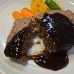 キッチン ブルー グローブ - テリーヌをカット、肉なので少し固め