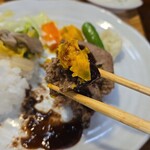 キッチン ブルー グローブ - ポテサラを乗せて