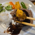 キッチン ブルー グローブ - パンプキン・ポテサラを乗せて