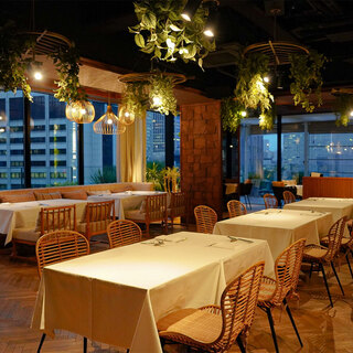 "An Open and Luxurious Space with a Night View from the Top Floor"