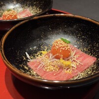 煌 焼肉 - 北海道こぶ黒のサーロインを2日間煮込んだ和牛スープをトマトと共に