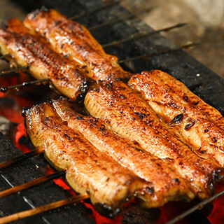 【うなぎ】炭火で香ばしく焼き上げる、厳選した国産うなぎ