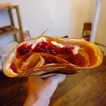 クレープ えんどう - 自家製ベリーソースとクリームチーズ