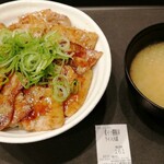 松屋 - 料理写真:炙り 十勝豚丼ライス大盛 930円
