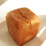 アーリア ディ タクボ - ランチ季節のおまかせコース(3)ローズマリーが入ったモチモチパン。