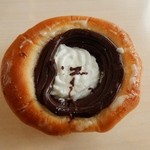 クイーンベル - 料理写真:チョコと生クリームのパン105円