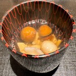 礒田 - 秋なのでキノコのお吸い物。吸い地はひとつひとつのキノコの異なる味わいを堪能させるため、敢えての薄味。加賀蓮根の揚げ丸餅がアクセント。