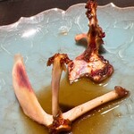 礒田 - スッポンのミツボネ。いわゆる肩甲骨です。二個しかとれない希少部位。ラッコの好みを忘れていらっしゃいませんでした。そんな心遣いに感服します