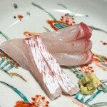 礒田 - 明石の真鯛です。手前の腹身は軽い昆布〆で