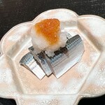 礒田 - 口直しの小肌。酢と辛味大根で、揚げ物の脂がすっきりと切れました