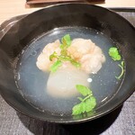 礒田 - 真鱈の白子と蕪のお碗。白子に振り塩しているので、お出汁の塩味は薄めです