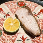 礒田 - 厚切りの鰤です。血合いはギリギリのところまで切り落とします