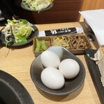 焼肉すき焼き 純 - サラダ　付け出し　卵　ごくごく普通