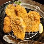 酒肴 新屋敷 - 鯵2枚と牡蠣2個、焼きメンチ1個