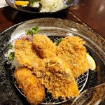 酒肴 新屋敷 - 手前がアジフライ、奥に牡蠣フライ、左が焼きメンチ