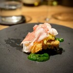 tens. - 太刀魚のフリットを生ハムと春菊のソースで。
      カリッとした厚めの衣を突き抜けると、フワッが待ってます。