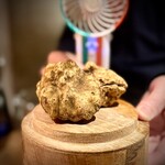 tens. - 1kgで100万円もすると、「高騰」と言われる白トリュフですが、今年はなんと、130万円もするそう！
      しかも、アルバ産ならまだしも、広域のピエモンテ産でのことだそうで、まさに天井知らずです（涙）