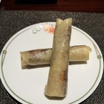 中国飯店 富麗華 - とても美味しい北京ダック　中にネギと胡瓜も一緒に包んでくれました