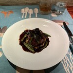 ラ シャッス - 3皿目
      北海道占冠でとれたコヒグマと千葉でとれたキョンのひき肉のクレピネットみ焼き（カイエット）、フォンと赤ワインのソース。