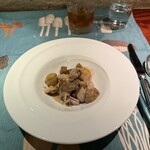 ラ シャッス - 2皿目
      茨城県産ニホンキジ胸肉の低温加熱、もも肉と山栗のブルーテ、ヴァンジョーヌのソース。