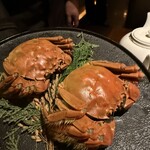 中国飯店 富麗華 - 今が旬の上海蟹の手前がオス、奥がメス　両方いただきました