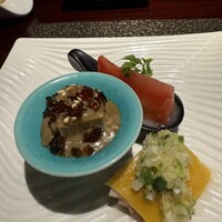 中国飯店 富麗華 - 前菜の3種　トマトのカシスソース、ピータンのナントカ、鶏肉ナントカ　綺麗で美味しい