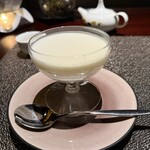 中国飯店 富麗華 - デザートはやはり杏仁豆腐　シンプルでとても美味しい