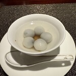 中国飯店 富麗華 - 金木犀と砂糖の味付け、中に胡麻が入った白玉団子　珍しいお味で美味しい