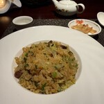 中国飯店 富麗華 - チャーシューとレタスの炒飯　シャキシャキで見た目ほど味は濃くなくてとても美味しい