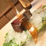 緒方 - アーティスティックな物体は、鰹節を揚げたもの。