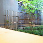 緒方 - カウンターからは中庭の緑が見えました。