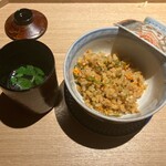 炭焼 おかげさん - 真っ赤卵玉子を使った炒飯と鶏スープ