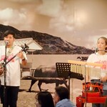 海音 - 沖縄歌謡ショー（三線（さんしん）での演奏）