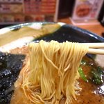 九州らーめん 亀王 - 麺は極細麺