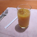 FLORE - この後まだ私は片付け…で、サービスドリンクからマンゴージュース(ソフトドリンク)です。